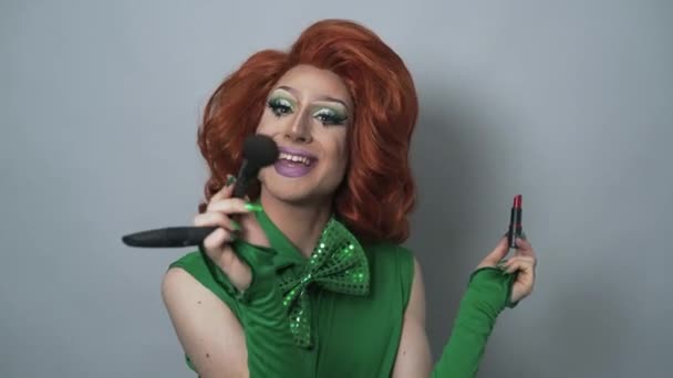 Happy drag queen hebben plezier terwijl het doen van make-up in de studio - Video