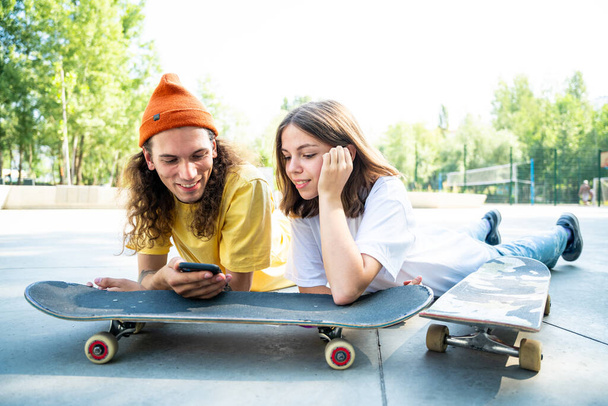 Professional skateboarders having fun at the skate park - Foto, afbeelding
