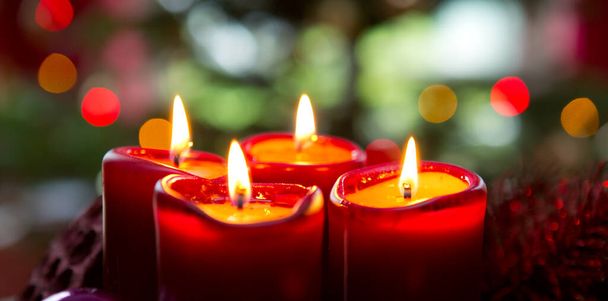 Τέσσερα κόκκινα κεριά για το Advent. Χριστουγεννιάτικο φόντο. - Φωτογραφία, εικόνα