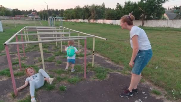 Mädchen fiel auf dem Spielplatz - Filmmaterial, Video