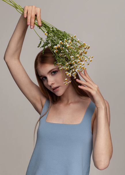 beautiful girl in a summer dress with a bouquet of flowers - Fotografie, Obrázek