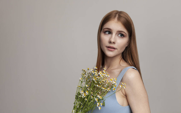 beautiful girl in a summer dress with a bouquet of flowers - Fotoğraf, Görsel