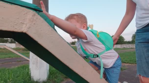 少年は遊び場で登る - 映像、動画