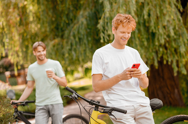 屋外でコーヒーブレイクを楽しむ2人の自転車 - 写真・画像