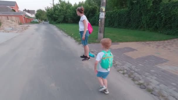 Perhe kävelee kadulla - Materiaali, video