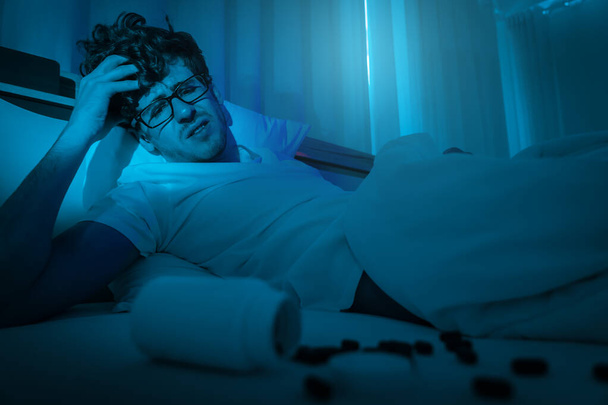 unavený běloch se stresem problém s prášky na spaní pro léčbu nespavosti. - Fotografie, Obrázek