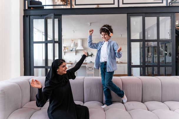 Mutlu aile birlikte vakit geçiriyor. Arap ebeveynler ve çocukların evdeki yaşam tarzları - Fotoğraf, Görsel
