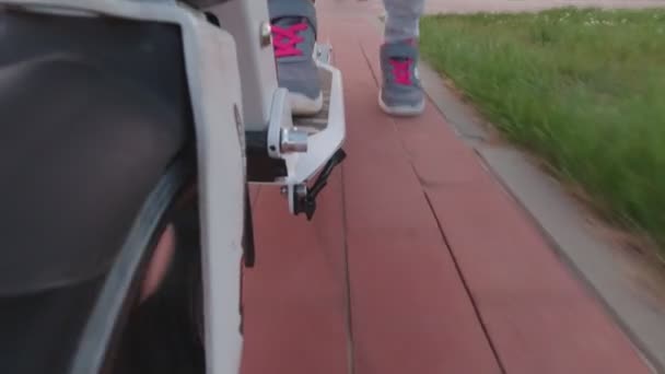 Bambino cavalca uno scooter
 - Filmati, video
