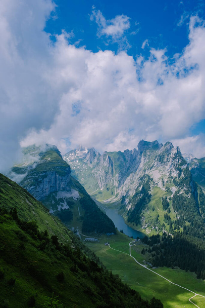 Masivní skalní útvar ve švýcarských Alpách, jedinečná hora, švýcarské Alpy u Saxer Lucke - Fotografie, Obrázek