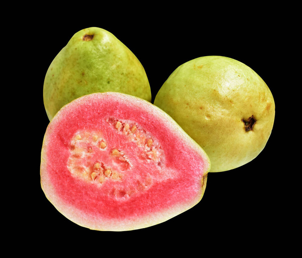 Frutas frescas de gauva rosa / vermelha isoladas com recorte em fundo branco, sem sombra, fruta tropical - Foto, Imagem