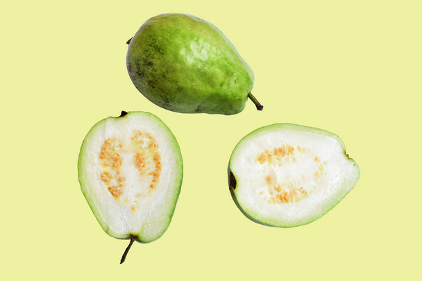 Свіжі плоди марви ізольовані відсічним контуром на фоні, без тіні, тропічні фрукти
 - Фото, зображення