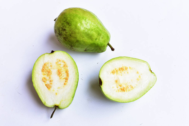 Свежие фрукты гаувы на белом фоне, ломтики гаувы / кусочки / половина, азиатские тропические фрукты - Фото, изображение