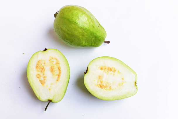 Frutas frescas de gauva isoladas em fundo branco, fatias / pedaços / metade de gauva branca, fruta tropical asiática - Foto, Imagem