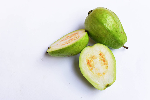 Свіжі плоди гави ізольовані на білому тлі, білі скибочки гави / шматки / половина, азіатські тропічні фрукти - Фото, зображення