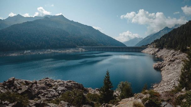 υπέροχη θέα στη λίμνη MALGA BISSINA και στο Val di fumo - Φωτογραφία, εικόνα