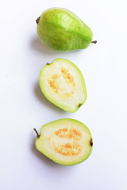 Frutas frescas de gauva isoladas em fundo branco, fatias / pedaços / metade de gauva branca, fruta tropical asiática - Foto, Imagem