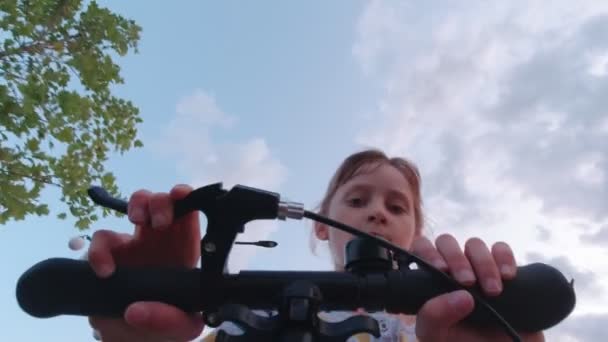 Mädchen schnell Roller fahren - Filmmaterial, Video