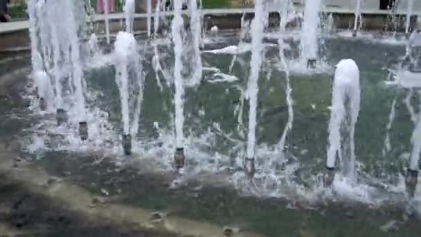 Fuente de agua en la plaza de la ciudad, Tiflis - Metraje, vídeo