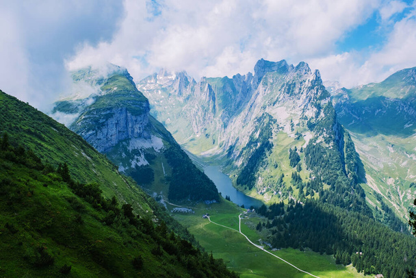 Массивное горное образование в швейцарских Альпах, уникальные горы, Швейцарские Альпы в Саксер-Люке - Фото, изображение