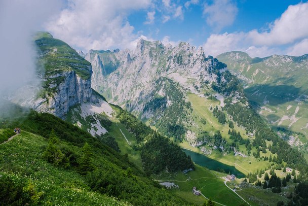 Formação rochosa maciça nos alpes suíços, montanha única, montanhas dos Alpes suíços em Saxer Lucke - Foto, Imagem