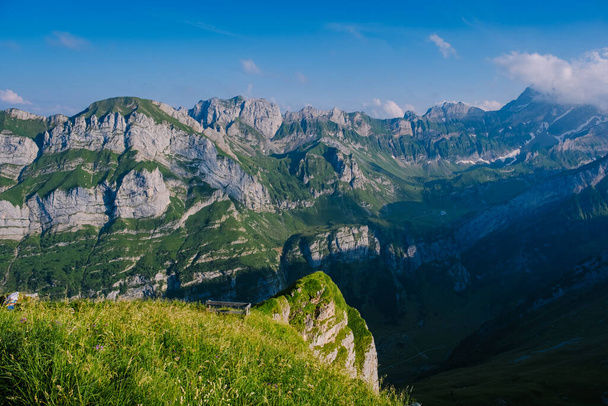 Formación rocosa masiva en los Alpes suizos, montaña única, montañas de los Alpes suizos en Saxer Lucke - Foto, imagen