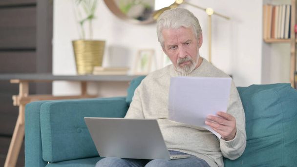 Idős öregember dokumentumok dolgozik Laptop otthon - Fotó, kép