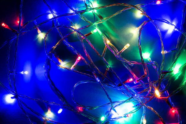 νεράιδα φώτα σε μπλε φόντο έτοιμο για εορταστική περίοδο. - Φωτογραφία, εικόνα