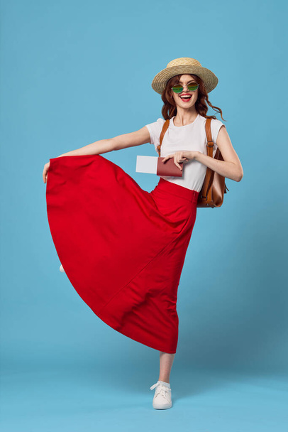 žena v červené sukni pas a letenky dovolená cestování let - Fotografie, Obrázek