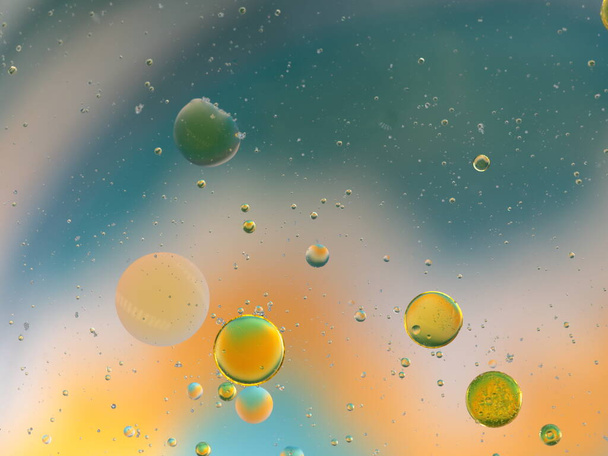 Abstraktní olejové koule ve vodě pozadí vyplnění rámu - Fotografie, Obrázek