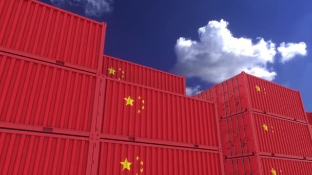 Chińska flaga kontenerów znajdują się w terminalu kontenerowym. Chiny koncepcji eksportu lub importu, 4K - Materiał filmowy, wideo