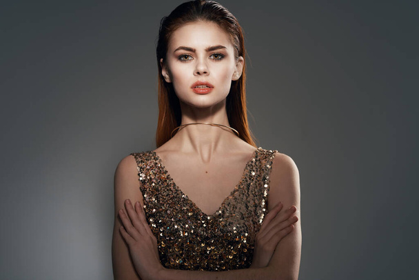 nő arany ruha és fülbevaló ékszerek Glamor modell - Fotó, kép