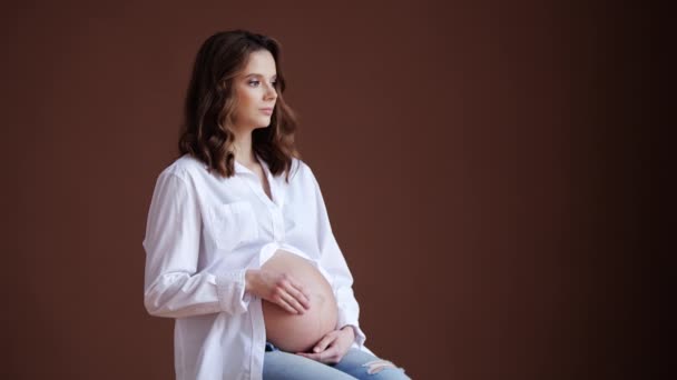 妊娠3期の若い美しいブルネット。妊婦 - 映像、動画