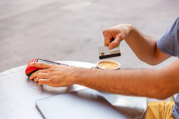 Nierozpoznawalny mężczyzna płacący kartą kredytową - Zdjęcie, obraz