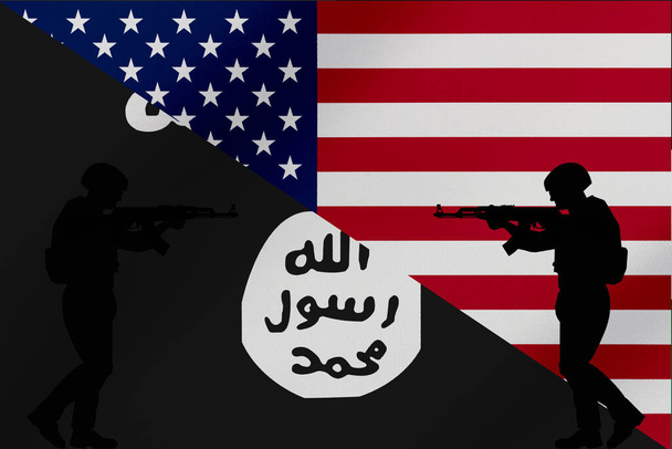Żołnierz lub policja na pozycji bojowej z karabinem z ISIS-K ISLAMIC STATE KHORASAN i Stany Zjednoczone Ameryki flagi tle. - Zdjęcie, obraz