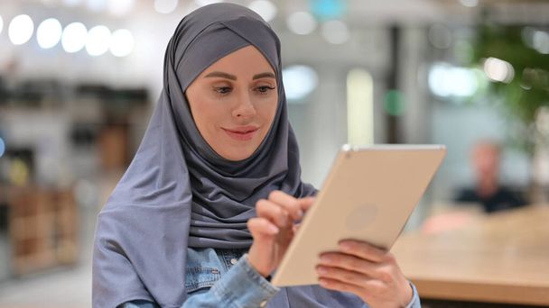 Portré arab nő segítségével digitális Tablet - Fotó, kép