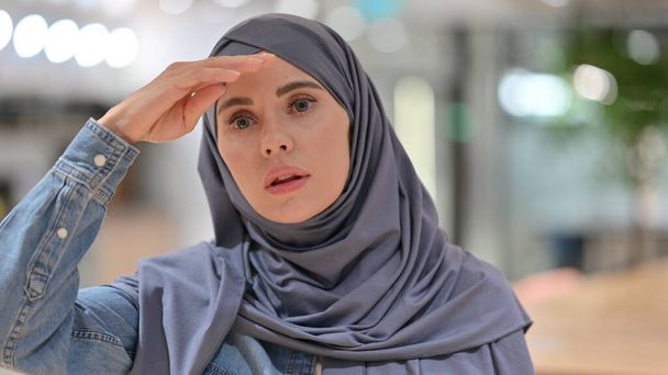 Πορτρέτο της Αραβικής Γυναίκας κοιτάζοντας γύρω, Αναζήτηση - Φωτογραφία, εικόνα