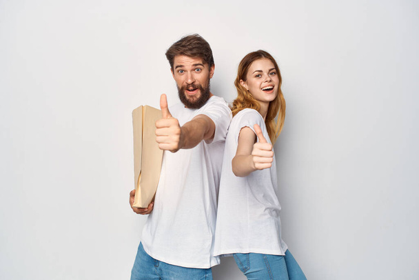 jeune couple geste avec les mains paquet shopping famille - Photo, image