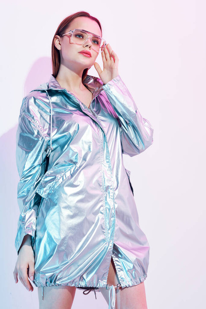 Nainen hopeinen takki muoti glamouria meikki - Valokuva, kuva