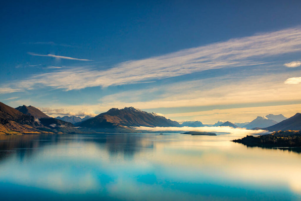 Upeat panoraamanäkymät eteläiselle Alpeille ja Wakatipu-järven rauhallisen tyynen veden vuoriheijastukset  - Valokuva, kuva
