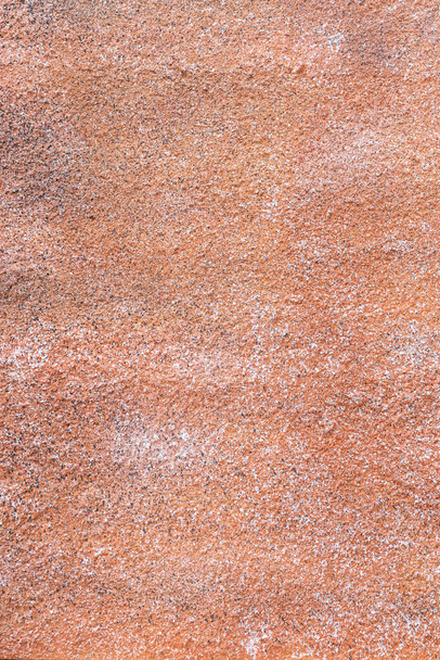 Пінополіуретан обприскується покриттям стіни для фону і шпалер, як цементна текстура і пофарбований в помаранчевий грубий стиль на відкритому повітрі
. - Фото, зображення