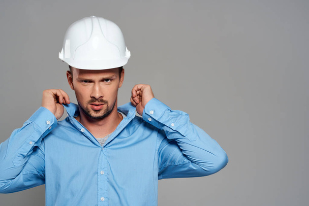 émotionnel homme dans la construction casque ingénieur industrie du travail - Photo, image