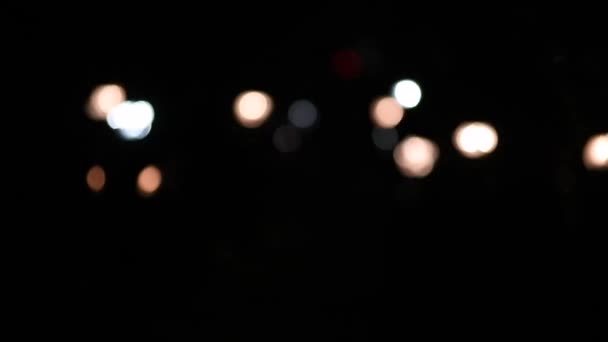 夜に忙しい街の道路を通過する車両のトラフィックのぼやけたハイライト - 映像、動画