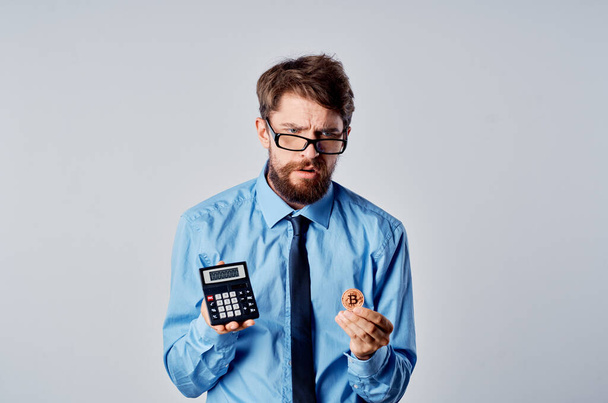 homem de negócios na camisa com gravata trabalho criptomoeda bitcoin empreendedor - Foto, Imagem