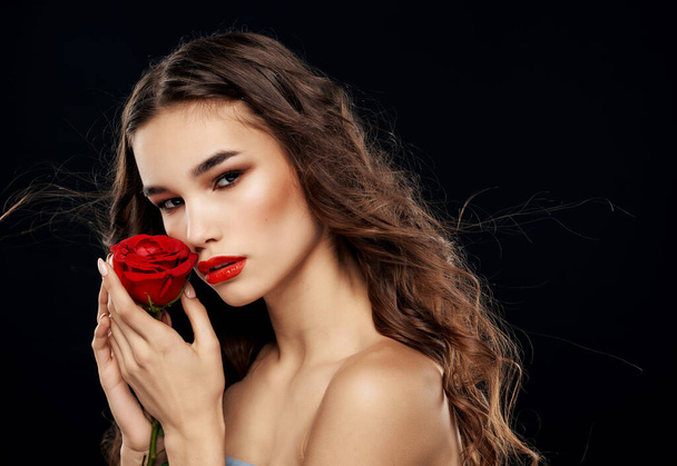 Nainen paljain hartioin punainen ruusu käsissä tumma tausta ylellisyyttä - Valokuva, kuva