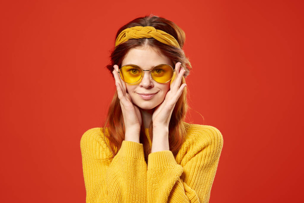 веселая женщина в желтых очках с повязкой на голове moda Studio эмоции - Фото, изображение