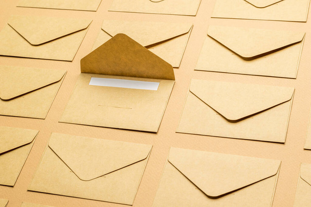 A háttér zárt postai borítékokból és egy nyitott borítékból áll. A levelezés fogalma. - Fotó, kép