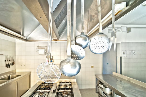 Kochutensilien in einer professionellen Küche - Foto, Bild