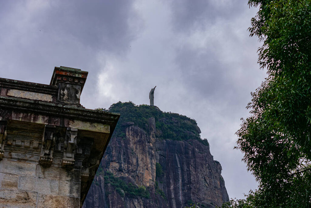 Cristo Redentor (Chrystus Odkupiciel) jest pomnikiem, który w 2021 roku ukończył 90 lat, będąc jedną z największych atrakcji turystycznych w Rio de Janeiro i Brazylii. Rzeźba ma 38 metrów wysokości i widać ją w większości miast. - Zdjęcie, obraz