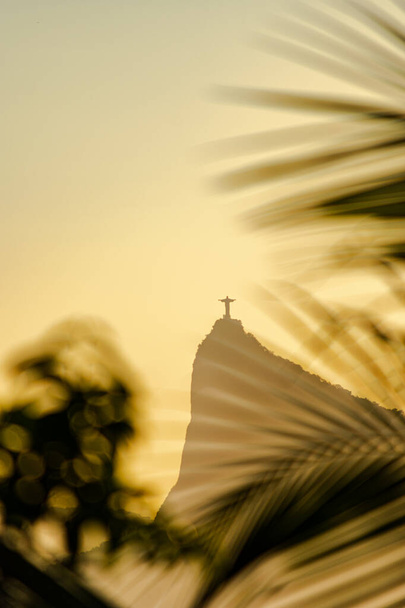 Крісто Редентор (Christ the Redeemer) - це пам'ятник, який в 2021 році завершив 90 років, будучи одним з найбільших туристичних пам'яток Ріо-де-Жанейро і в Бразилії. Скульптура заввишки 38 метрів і її можна побачити по всій території міста. - Фото, зображення
