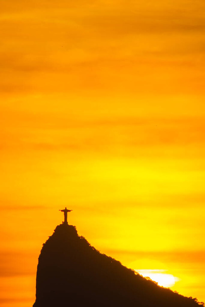Крісто Редентор (Christ the Redeemer) - це пам'ятник, який в 2021 році завершив 90 років, будучи одним з найбільших туристичних пам'яток Ріо-де-Жанейро і в Бразилії. Скульптура заввишки 38 метрів і її можна побачити по всій території міста. - Фото, зображення